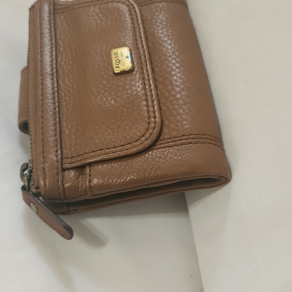 Women's Fossil Brown Leather Wallet - Picture 2 of 9